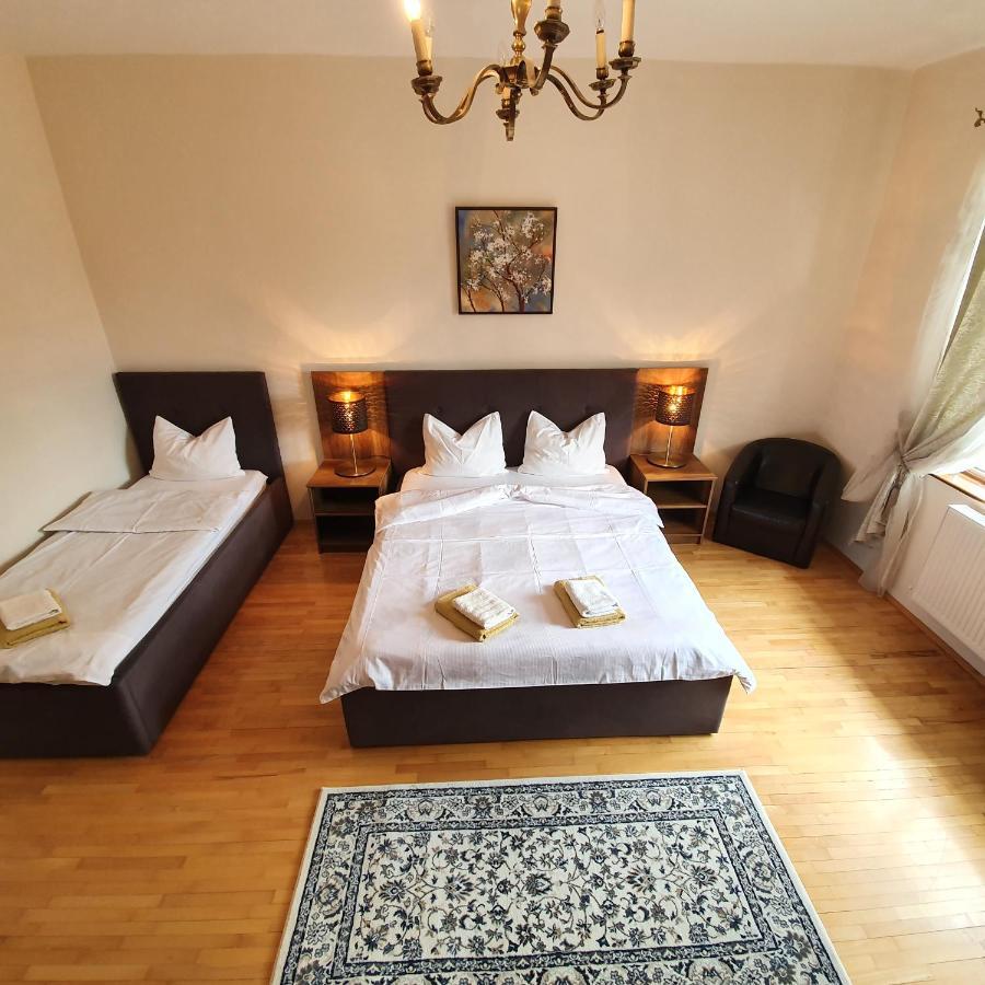 Vila De la Lugas Oradea Bagian luar foto